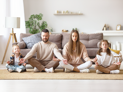 孩子們與父母一起練習腹式呼吸練習